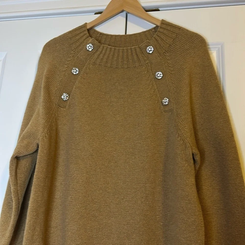 Crewneck sweater with jeweled buttons SzL